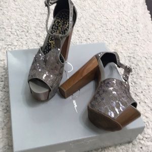 Jessica Simpson platform